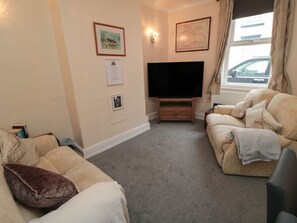 Living area - 8 St. Marys Walk, Scarborough. (Scarborough)