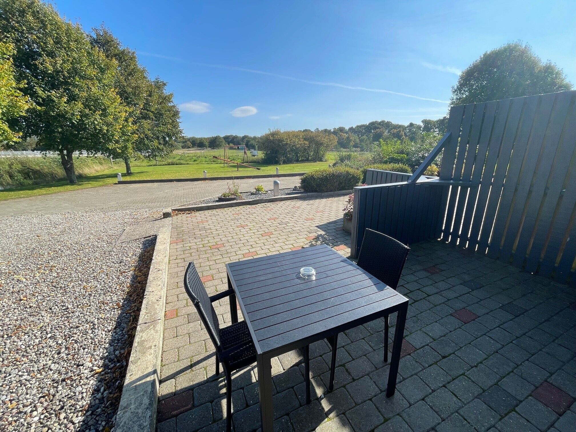 Classic-lejlighed - udsigt til have | Udendørs spisemuligheder