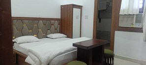 Deluxe Room | Free WiFi, bed sheets
