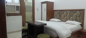 Deluxe Room | Free WiFi, bed sheets - Sagar Ratna (Chhata)