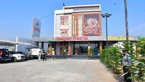 Un bâtiment sur lequel on peut lire l’inscription « Sagar Ratna » et un panneau indiquant « Espace enfants ».