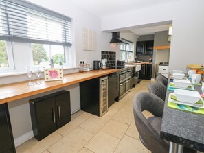 Dishwasher, high chair - Hollymoor Hall Farm, Richmond (Richmond)