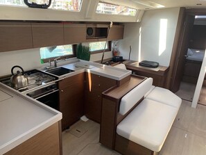 Private kitchen - Sun-Kissed Sailing Adventure in Islas Sarónicas (Alimos)