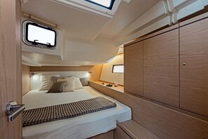 5 bedrooms, in-room safe - Sun-Kissed Sailing Adventure in Islas Sarónicas (Alimos)