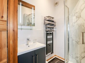 Shower - Swallow Cottage, Winkhill (Leek)
