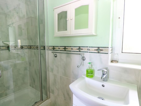 Shower. Stunning Sea View Property in Kessingland