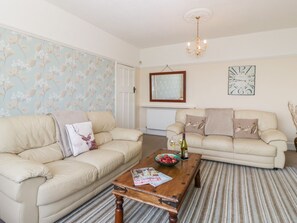 Living area - Grandview: A Coastal Retreat in Weymouth (Weymouth)