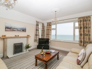 Living area - Grandview: A Coastal Retreat in Weymouth (Weymouth)