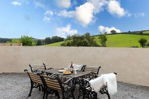 Outdoor dining - The Farm Office, Bampton Devon (Tiverton)