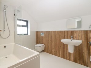 Bathroom - 11 Capel Farm in Trearddur Bay (Holyhead)