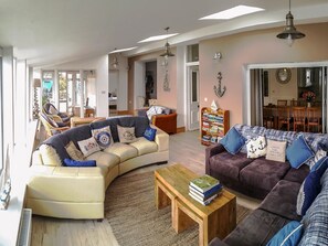 Living area - Angorfa: A Charming Retreat in Cemaes Bay (Cemaes Bay)