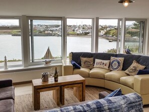 Living area - Angorfa: A Charming Retreat in Cemaes Bay (Cemaes Bay)