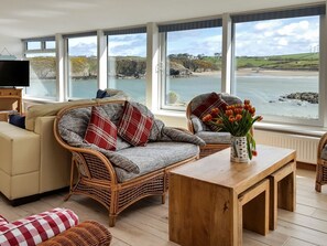 Living area - Angorfa: A Charming Retreat in Cemaes Bay (Cemaes Bay)