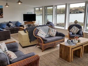 Living area - Angorfa: A Charming Retreat in Cemaes Bay (Cemaes Bay)