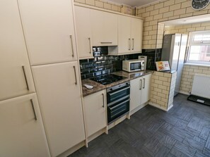 High chair - CANN ROSS: Cozy Cottage Retreat (Tenby)