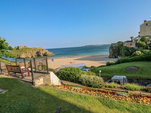 Property grounds - CANN ROSS: Cozy Cottage Retreat (Tenby)