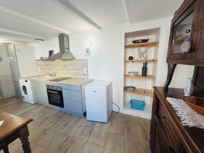 Private kitchen - Charming 1-bedroom house in Azille perfect for a relaxing getaway (Azille)