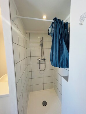 Sèche-cheveux, serviettes fournies, savon, papier toilette