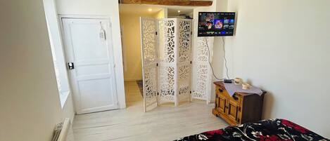 Iron/ironing board, internet, bed sheets