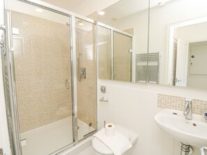 Shower - Whitfield P2 is near Yarmouth. (Yarmouth)