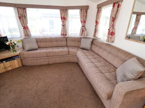 Living area - 21 Poplar Avenue, Felixstowe, Suffolk (Felixstowe)