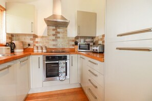 Private kitchen - 3 Lake View Lanreath, Cornwall (Looe)