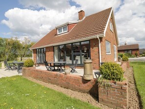Outdoor dining - Wyvill House, Cayton (Scarborough)