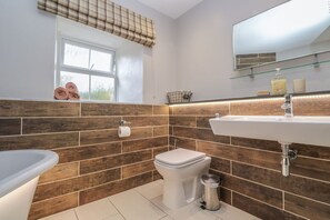Bathroom - Tremornah: Tranquil Retreat in Lamorna (Penzance)