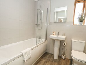 Shower - Everdene, Upwey: A Cozy Getaway (Weymouth)