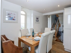 Dining - Eglwys St Cynfil, Pwllheli (Pwllheli)