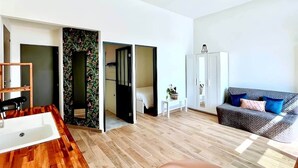 Een moderne woonkamer met een houten eettafel, een bank en een kledingkast.