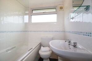 A bathroom with a toilet, bathtub, and sink. - Chalet 178 St Merryn, Cornwall (Padstow)