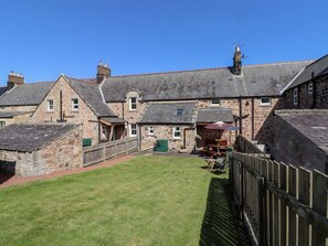 Outdoor dining - Kits Cottage, Belford, Sleep 5 (Belford)