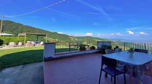 Outdoor dining - Tuscan Olive Grove Retreat with Hot Tub & Medieval Village Views (Toscana)