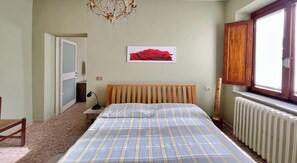 Room - Tuscan Olive Grove Retreat with Hot Tub & Medieval Village Views (Toscana)