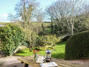Outdoor dining - Carthorse Cottage, Teignmouth (Newton Abbot)