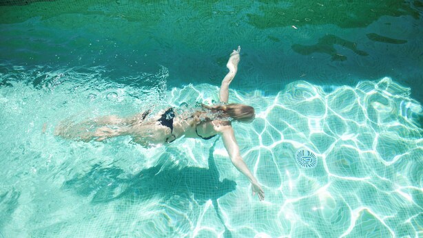 A person swimming in a pool with clear water and a visible pool edge. - Studio Suite with private patio in Aiguablava-Begur (CT)
