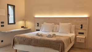 A bedroom with a bed, bedside tables, a nightstand, a lamp, and a mirror. - Studio Suite with private patio in Aiguablava-Begur (CT)