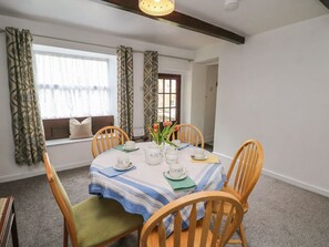 Dining - Nook Farm Holiday Cottage, TV. (Sheffield)