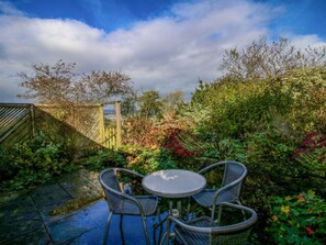 Outdoor dining - Curlew Cottage, in Shropshire. (Shrewsbury)