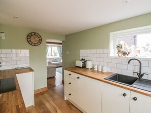 Private kitchen - 2 Hillside Cottages - Cozy Retreat (Ipswich)