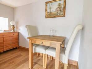 Dining - 2 Hillside Cottages - Cozy Retreat (Ipswich)