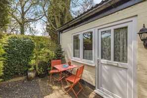 Outdoor dining - THE OLD STABLE, off-road parking, near Far Forest (Kidderminster)