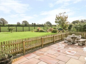 Outdoor dining - Poppy Cottage, Caeathro (Caernarfon)