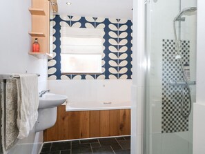 Shower - 50 Harbour Road, is in Pagham. (Bognor Regis)