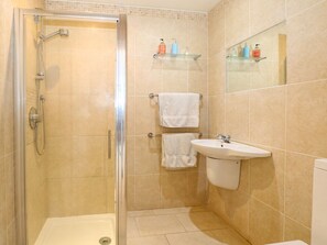 Shower - 50 Harbour Road, is in Pagham. (Bognor Regis)