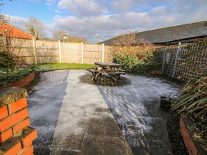 Outdoor dining - Blackwater Meadows, Ellesmere (Ellesmere)