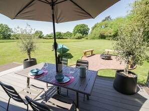Outdoor dining - The Tractor Shed, Broadheath, Worcestershire (Worcester)