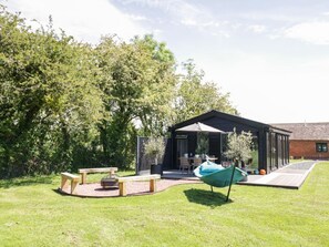 Outdoor dining - The Tractor Shed, Broadheath, Worcestershire (Worcester)