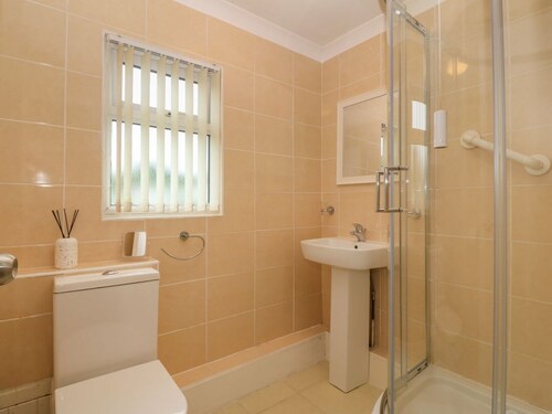 245 Riverside Lodge, Caeathro.